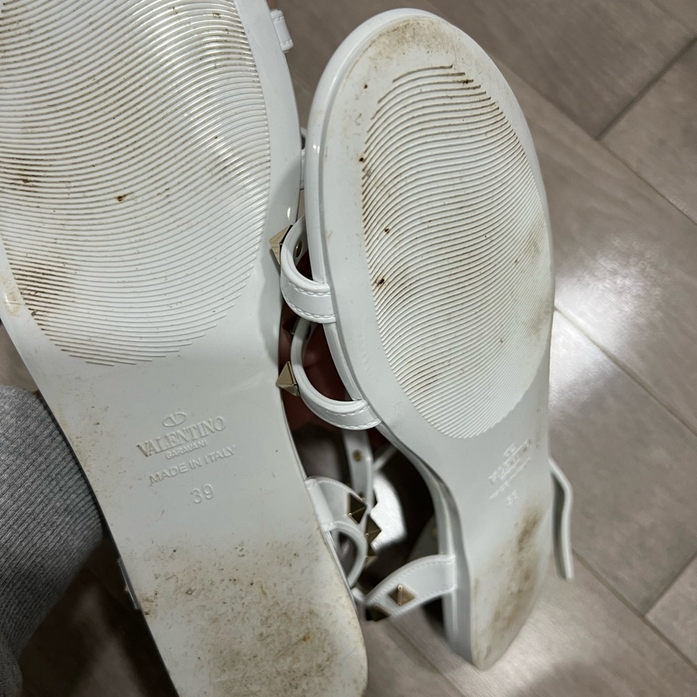 Valentino sandals great condition size 9 fits a us. Size 8 - Picture 2 of 3